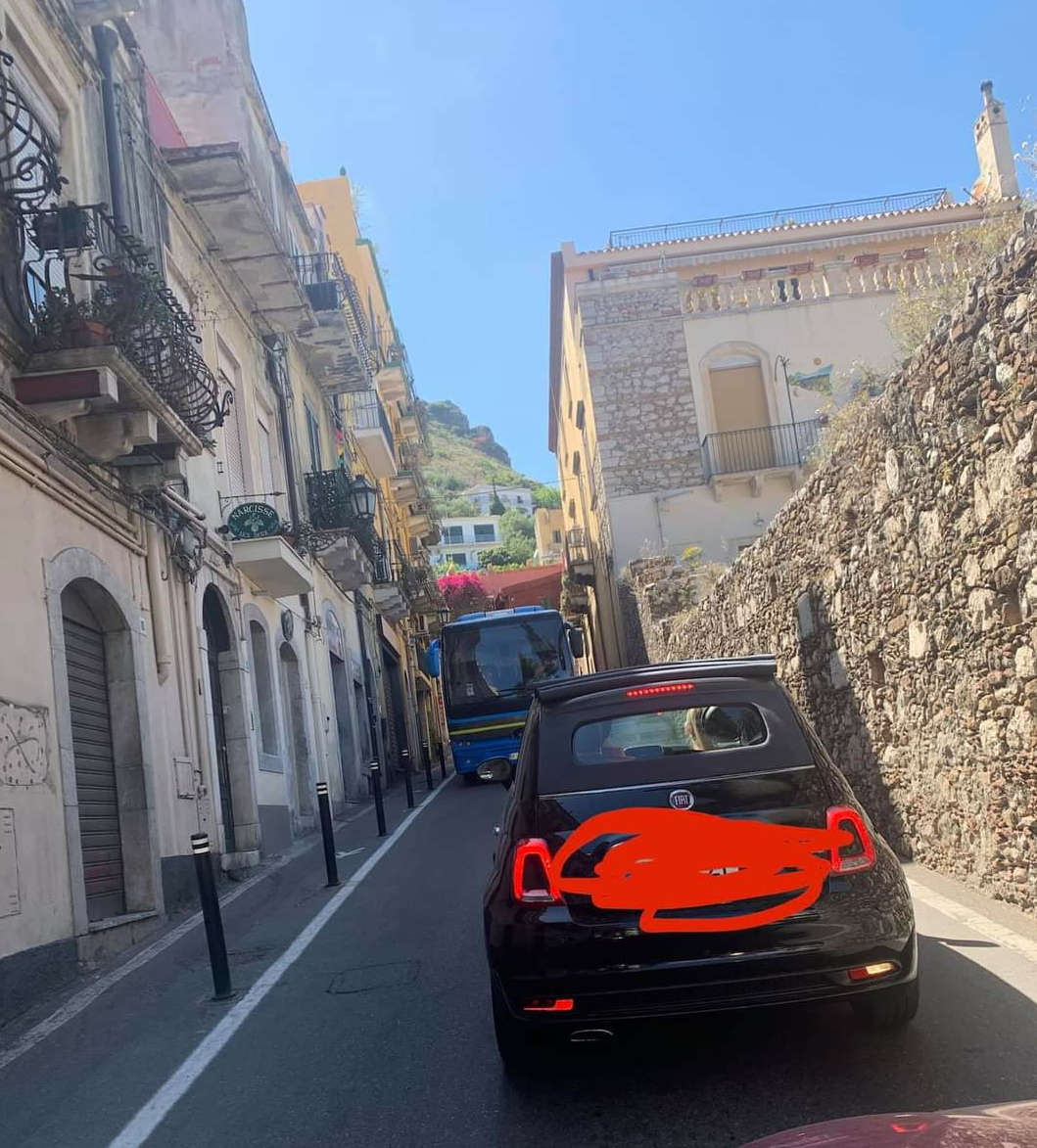 Galleria foto 'Viabilità caos a Taormina e i Cappuccini sono una trappola per topi' - foto 1