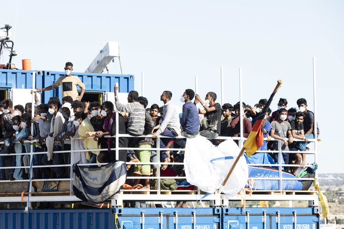 Migranti, Sea Eye a Pozzallo, dopo le accuse continua lo sbarco