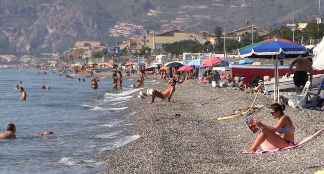 Covid, prendere sole in estate, i rischi per vaccinati e guariti