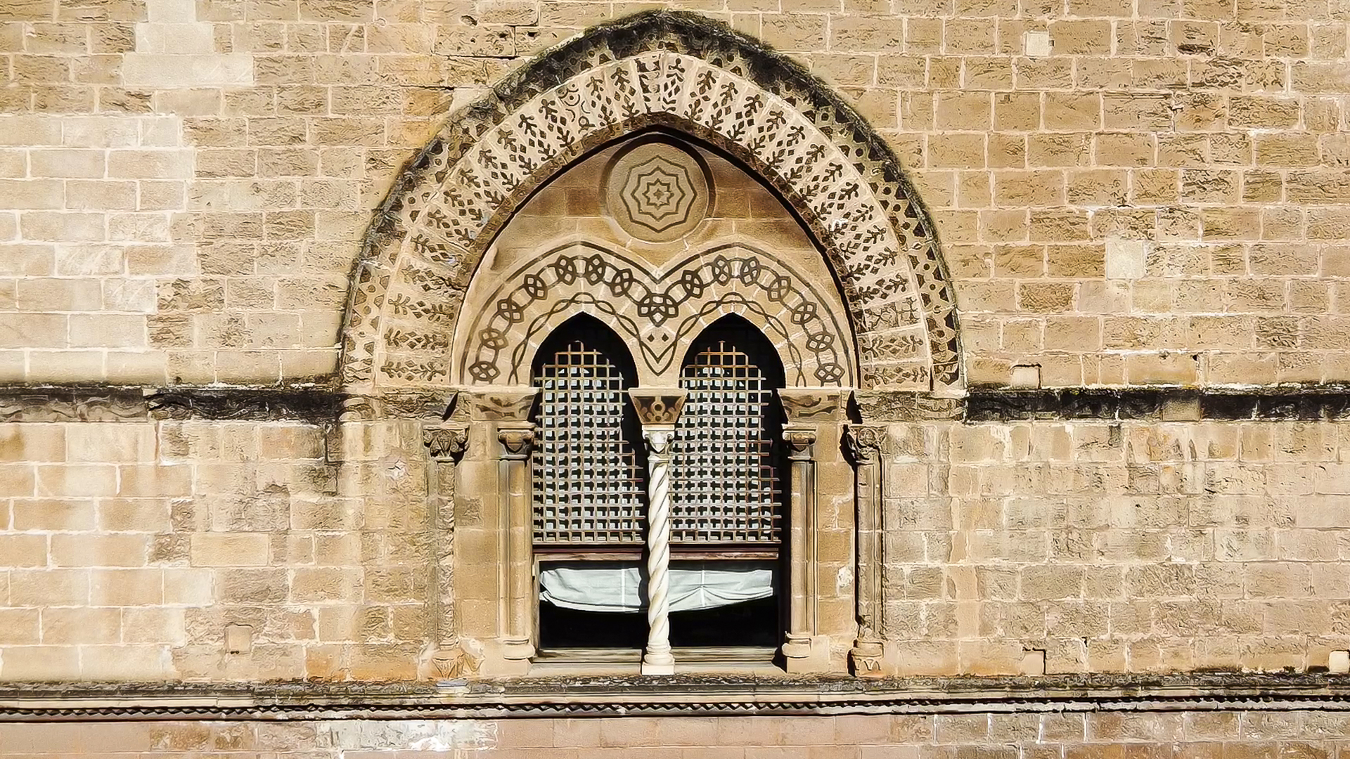 Incisioni su muri Steri, dolore e  Inquisizione sotto lente di Graffiti Art in Prison