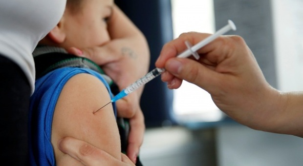 Vaccini, contro variante indiana una dose di Pfizer o AstraZeneca non basta