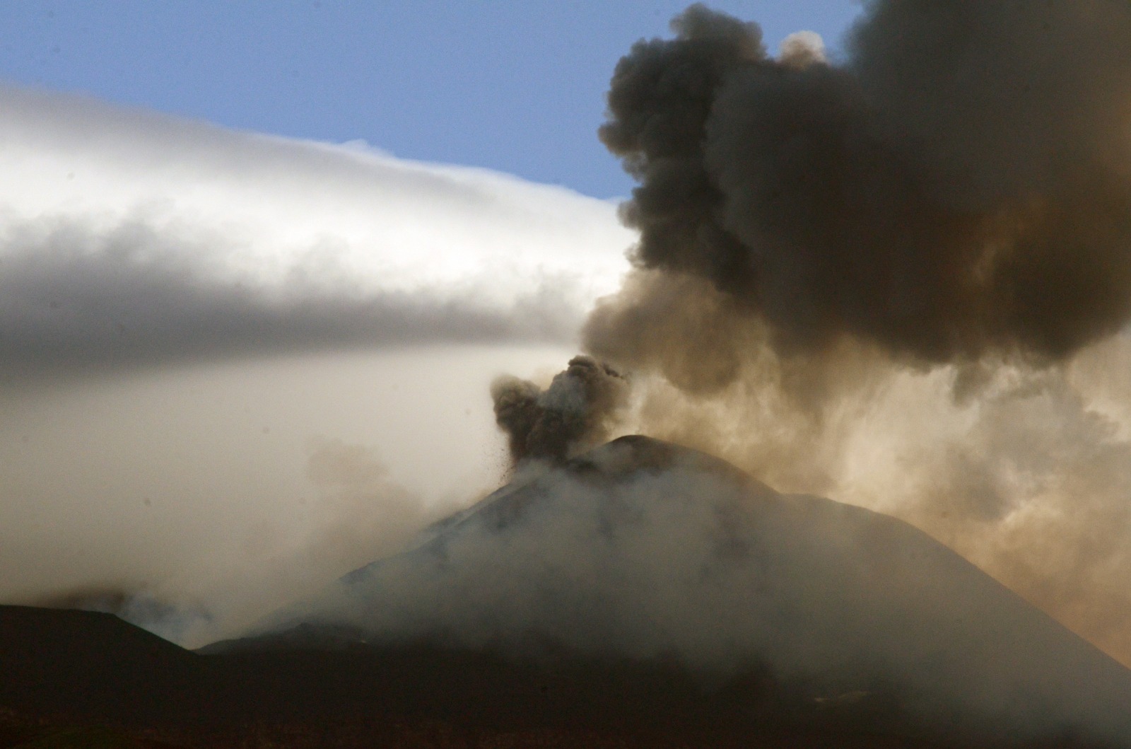 Galleria foto 'Etna, mattinata con fontane di lava, subito esaurite' - foto 1