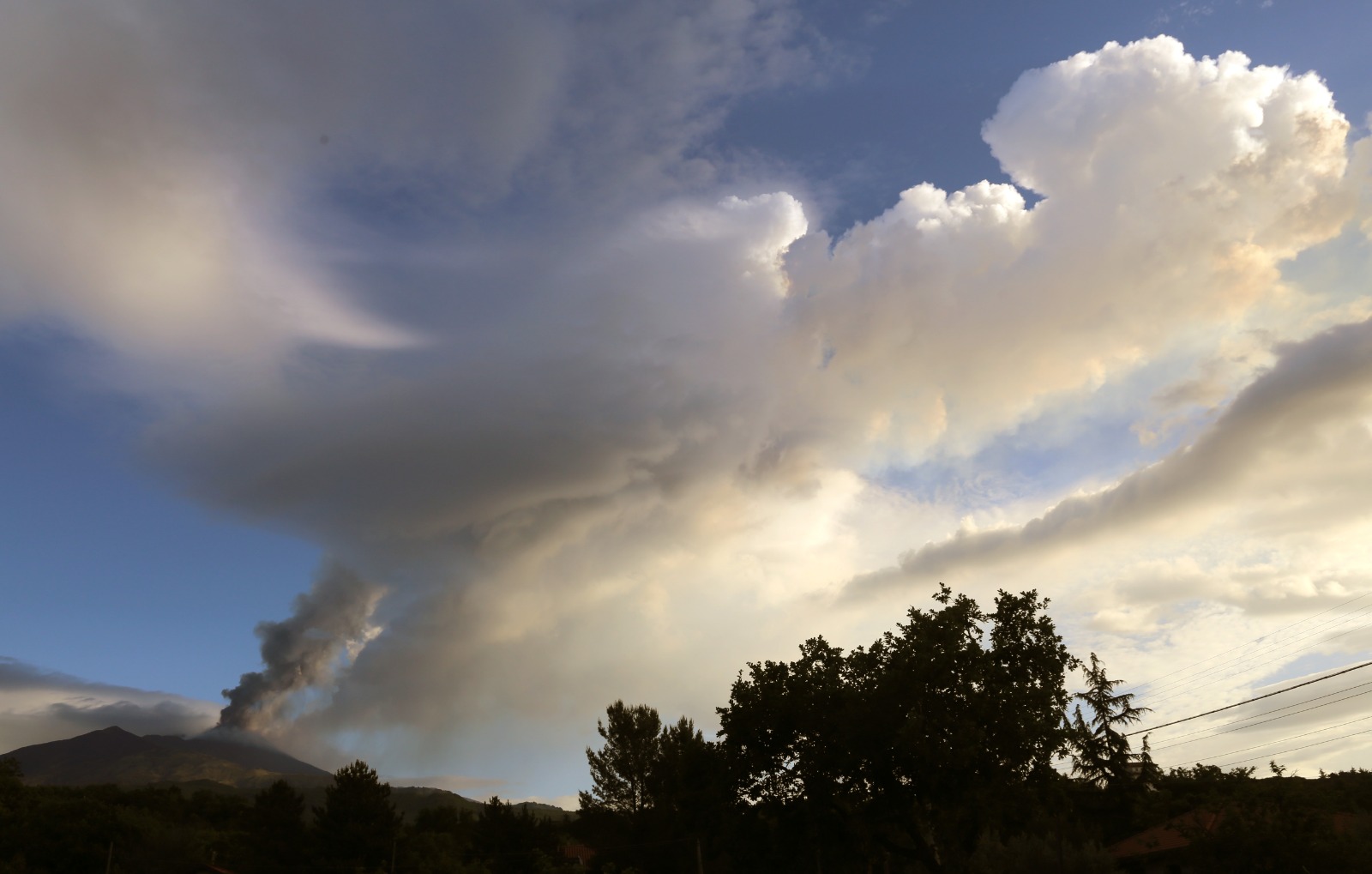 Etna, mattinata con fontane di lava, subito esaurite