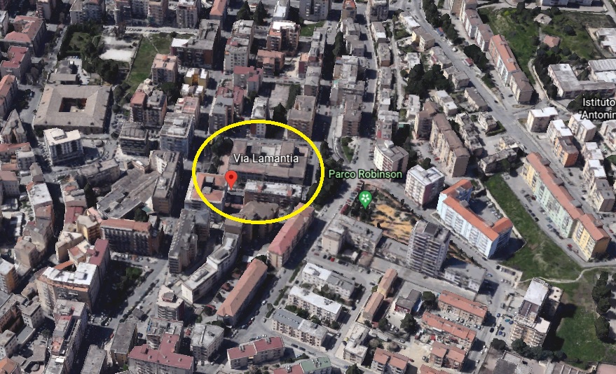 Donna cade dalla finestra della casa in cui si era introdotta