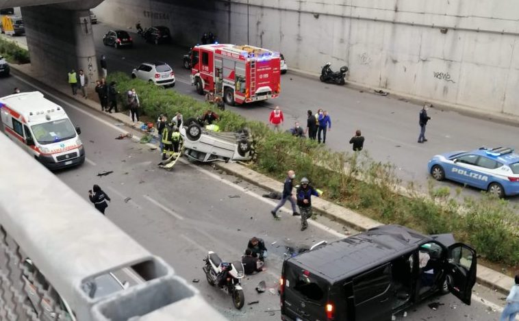 Tragico incidente a Palermo, inferno di lamiere, un morto e 10 feriti