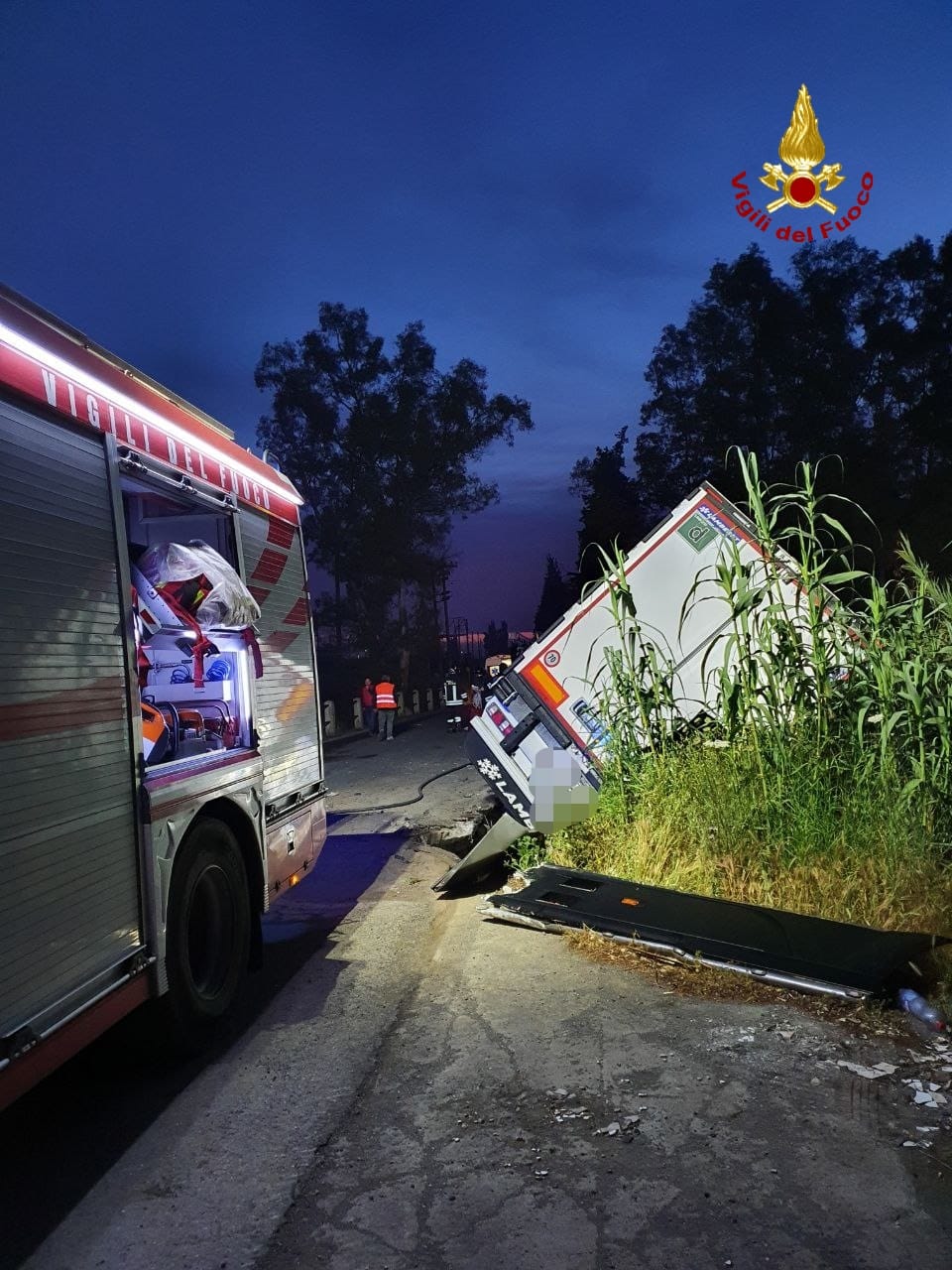 Galleria foto 'Incidenti stradali, a Catania autoarticolato nel canale di scolo' - foto 3