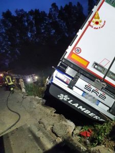 Incidenti stradali, a Catania autoarticolato nel canale di scolo