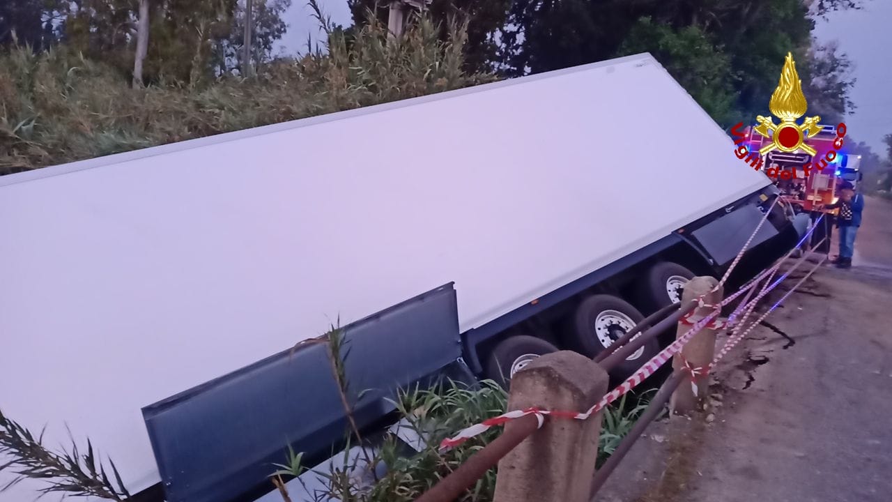 Incidenti stradali, a Catania autoarticolato nel canale di scolo