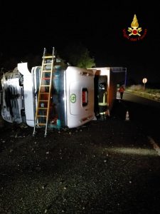 Incidenti stradali, a Catania autoarticolato nel canale di scolo