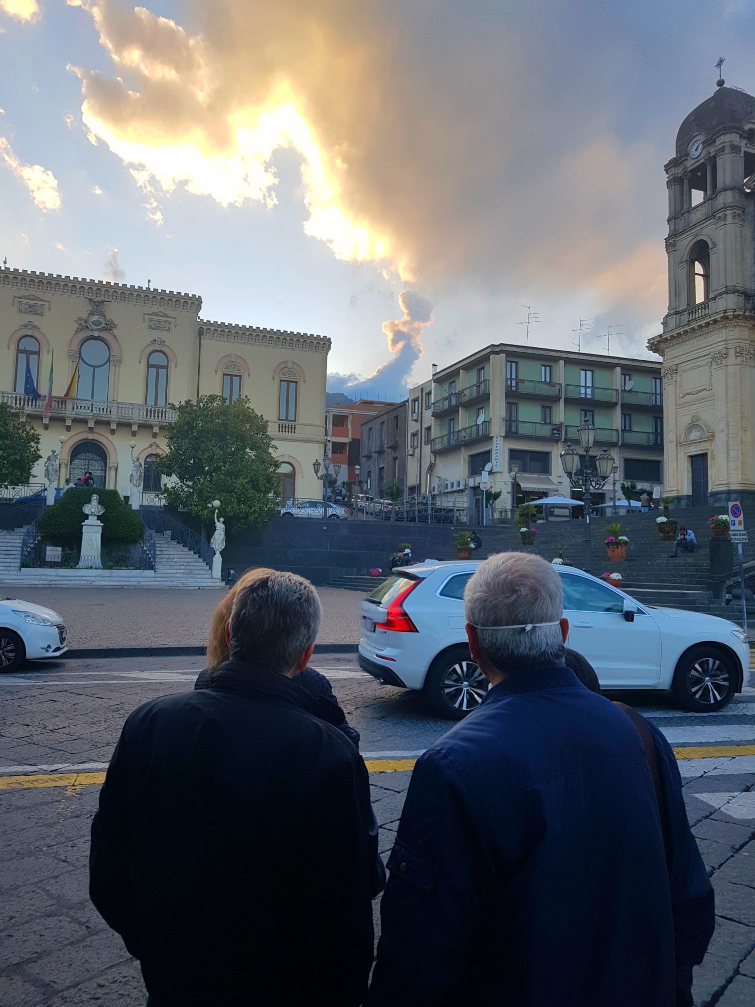L’Etna continua il suo “spettacolo”, fontana di lava e nube