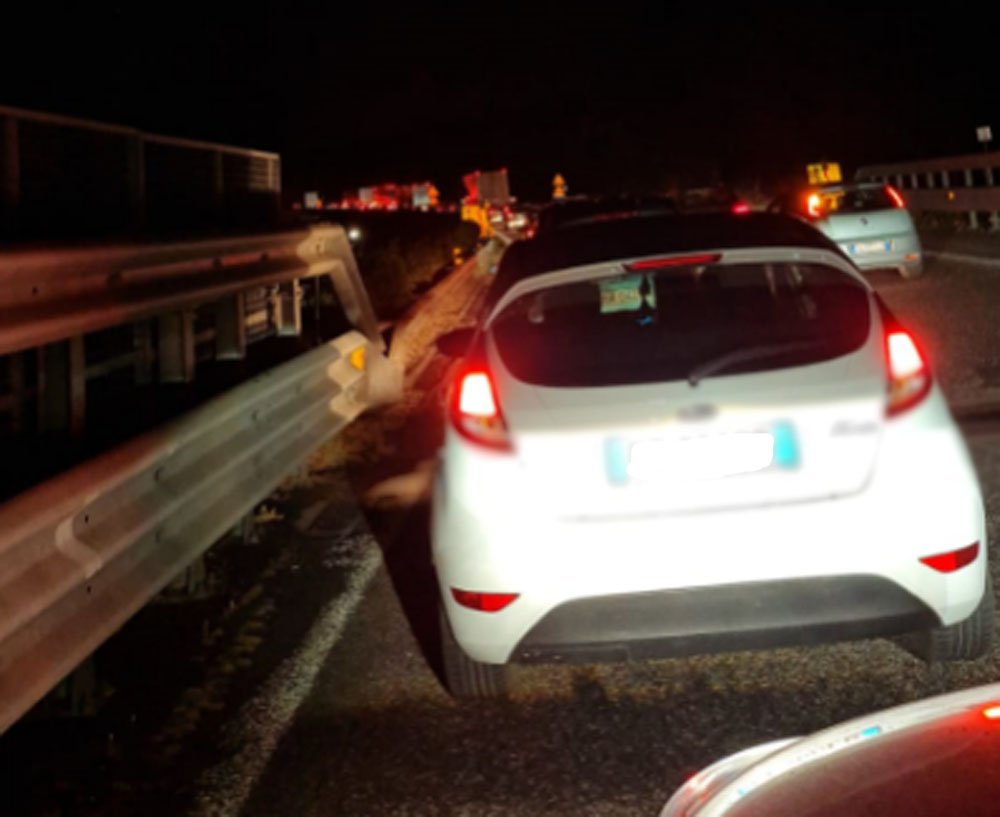 A18 della vergogna tra lunghe code e pericoli. Il Mims sul Cas: “Sui lavori mente”