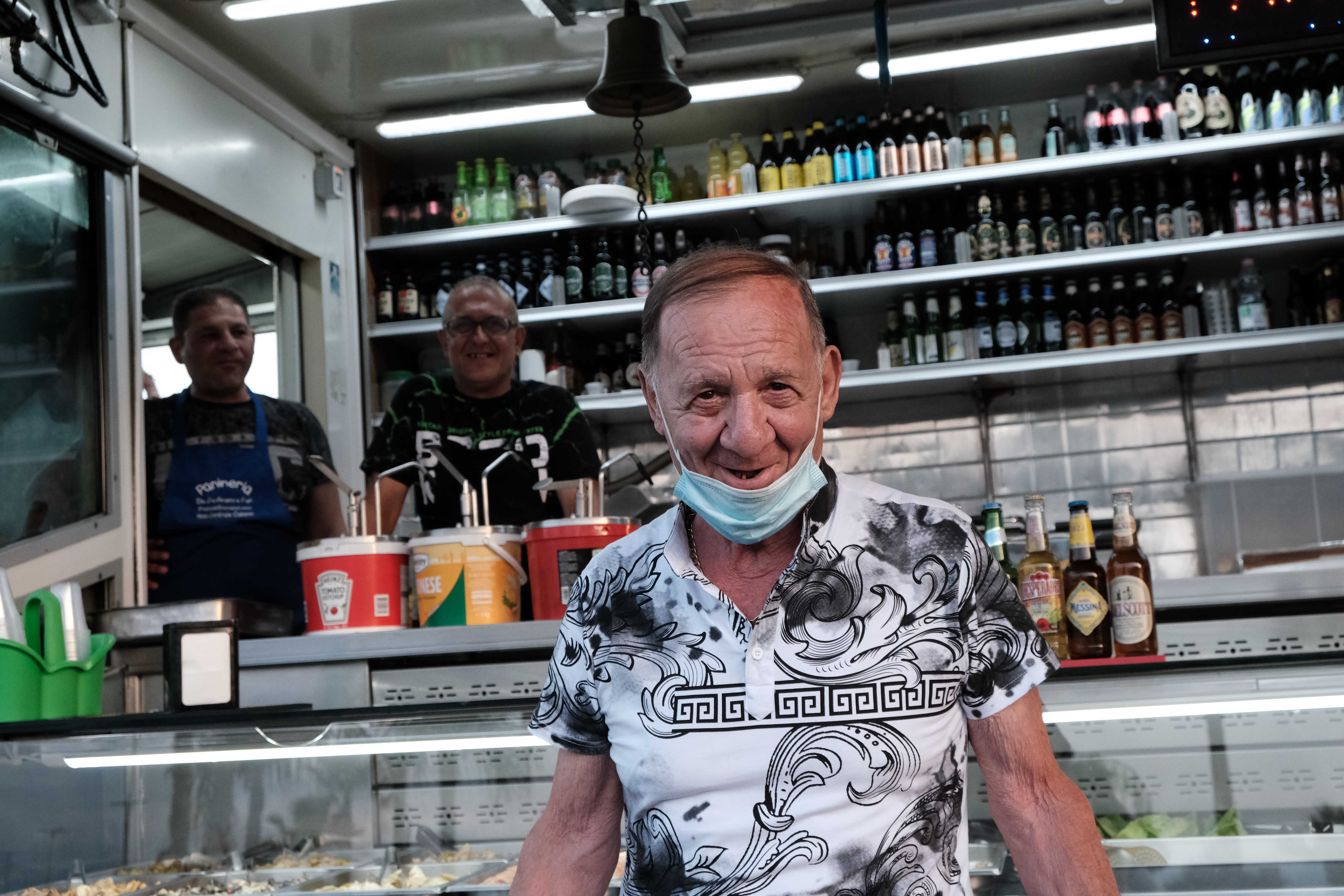 Covid, così i siciliani sorridono dietro le mascherine (FOTO)