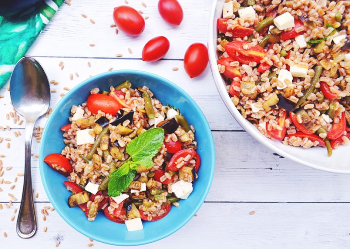 Insalate sì, no prosciutto e melone: consigli per la dieta estiva