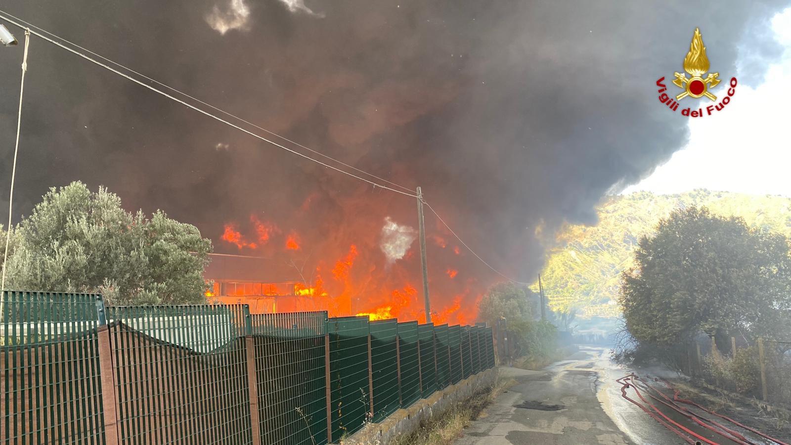 Incendio a Motta Camastra,  rogo in deposito di carta e plastica