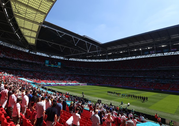 Tifoso cade dagli spalti dello stadio di Wembley, è grave