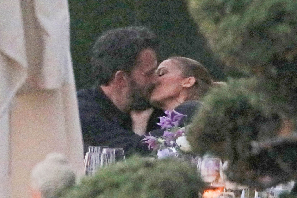 Ben Affleck e Jennifer Lopez, dopo 20 anni è di nuovo passione, ecco il bacio