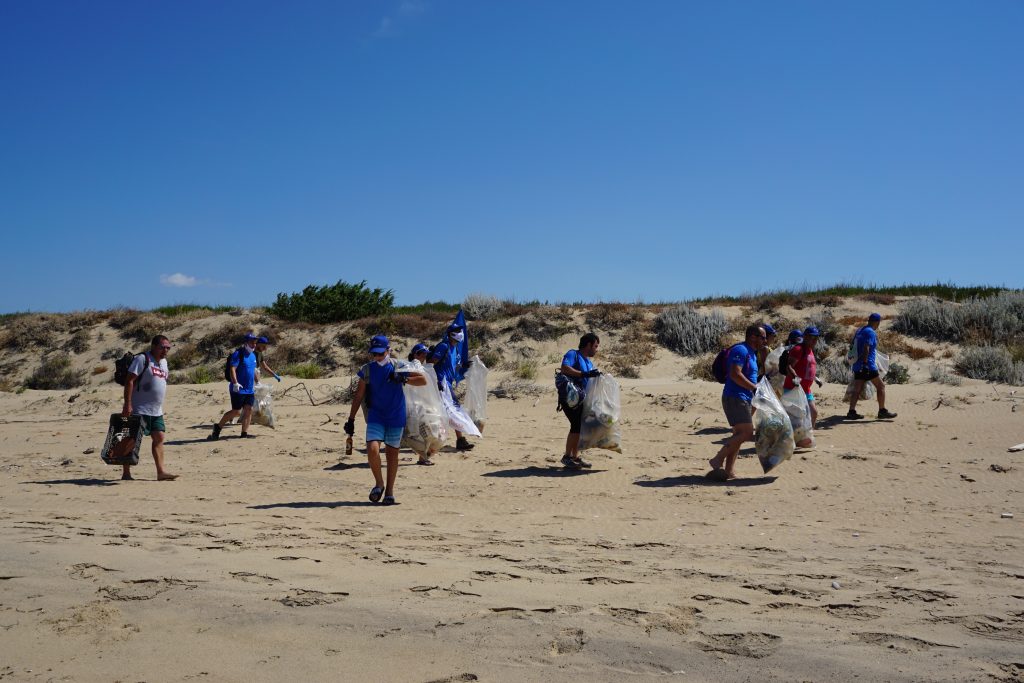 Ambiente, ripulita spiaggia Bovo Marina, raccolti 200 chili di rifiuti