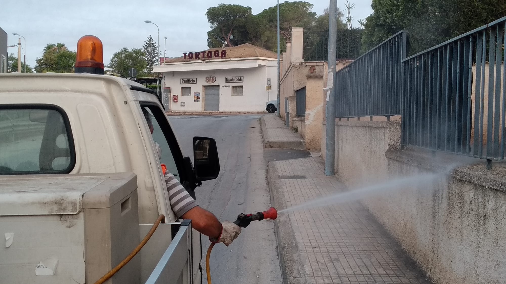Siracusa, zone balneari invase dagli insetti, operatori Tekra in azione