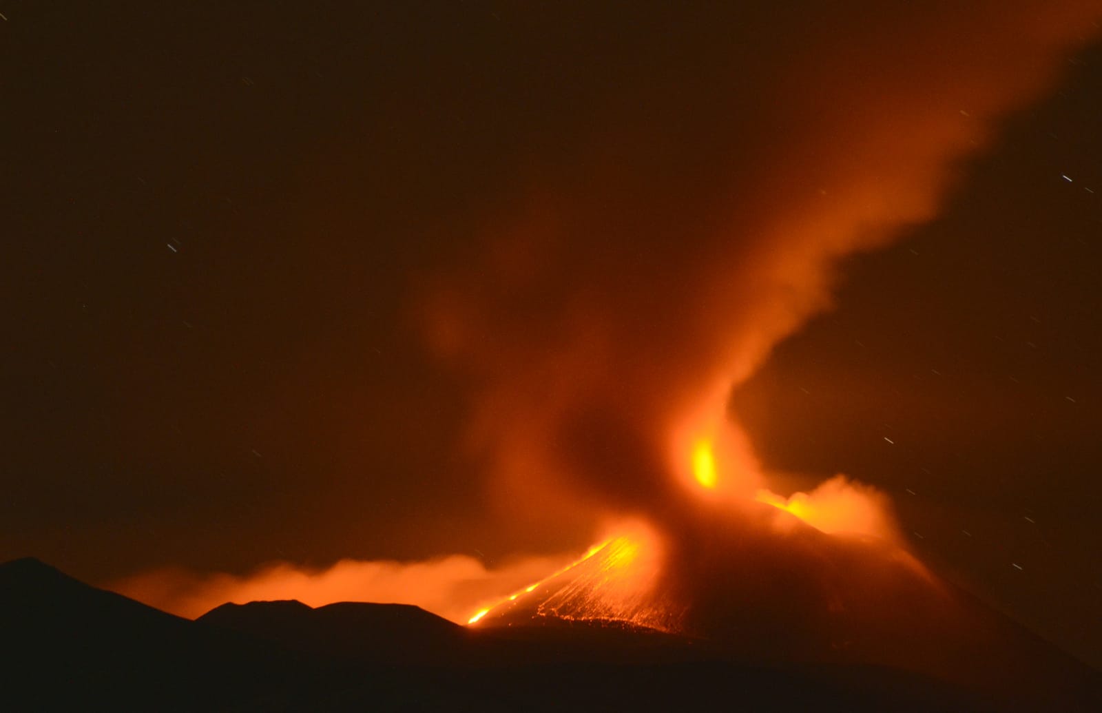 Etna, nuova notte di spettacolari fontane di lava Etna, nuova notte di spettacolari fontane di lava