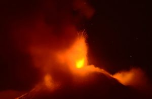 Etna, nuova notte di spettacolari fontane di lava Etna, nuova notte di spettacolari fontane di lava