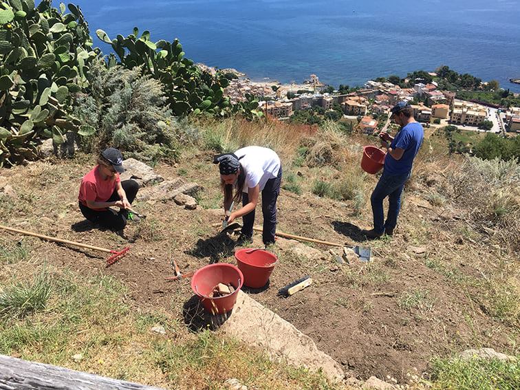 Futuri archeologi in azione nell’area di Solunto nel palermitano