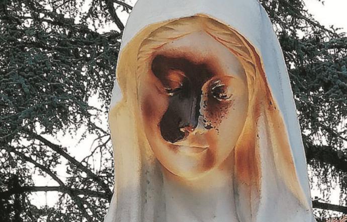 Tremestieri, tre ragazzi imbrattano statua Madonna Medjugorje
