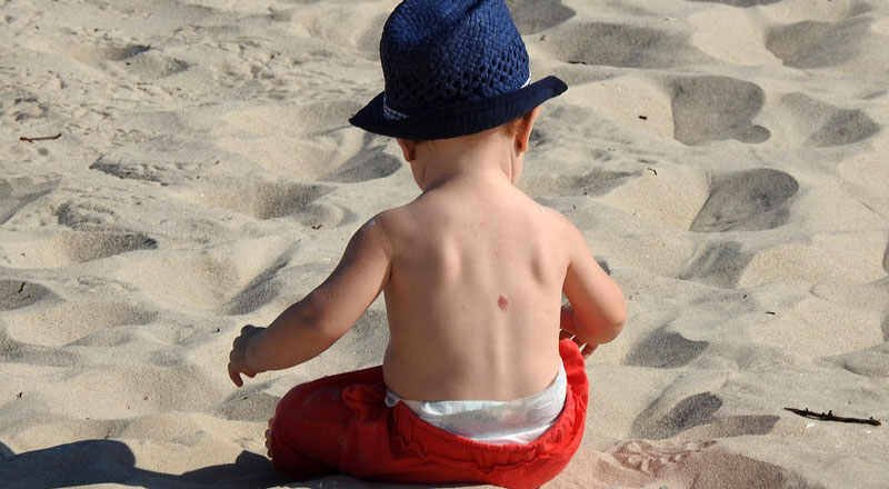 Bambini a rischio melanoma, No assoluto ai neonati in spiaggia