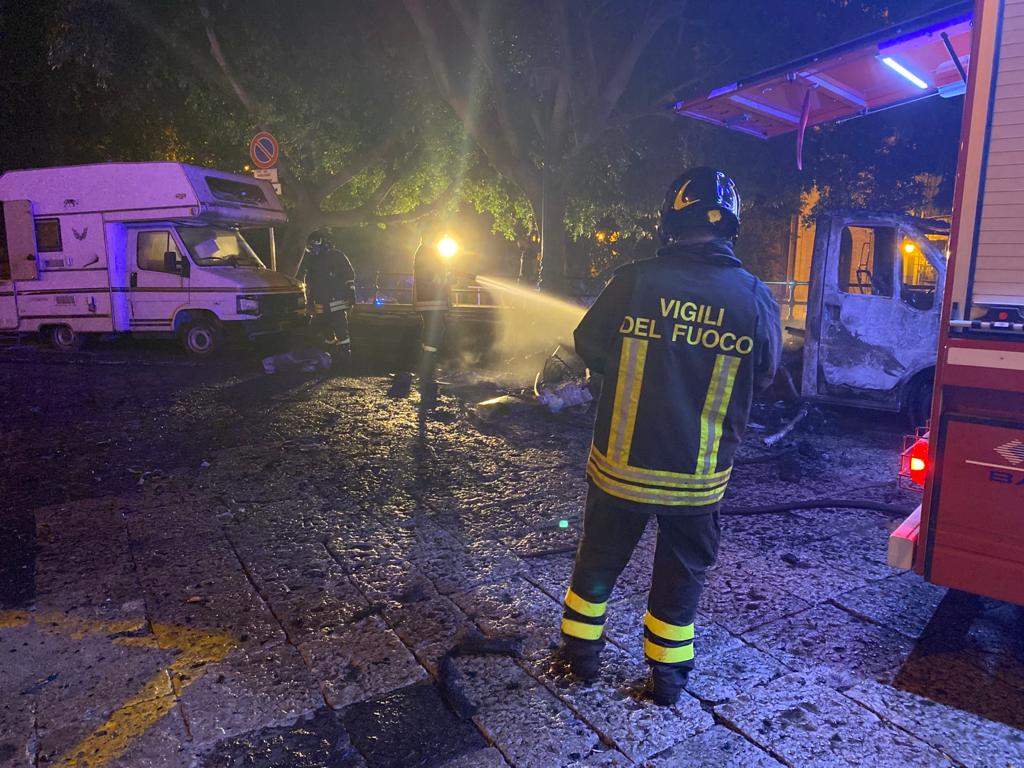 Palermo, camper esplode in piazza Marina, sfiorata la tragedia