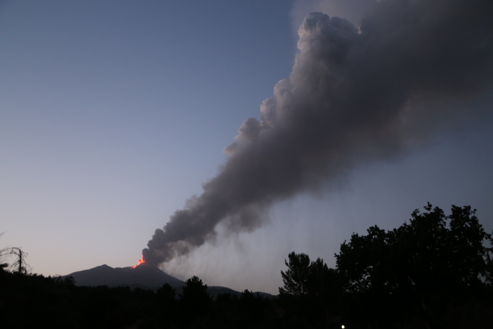 Etna, nuova fontana di lava da Sud-Est e nube di cenere alta 10 km