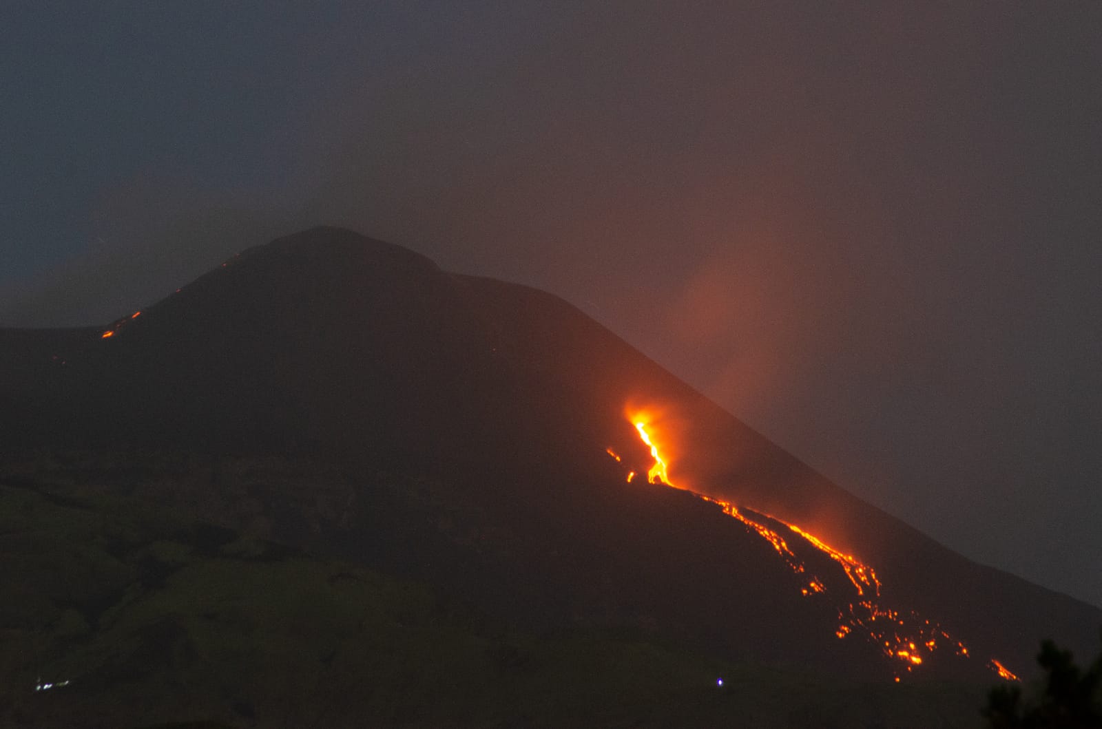 Etna, ancora fontane di lava e cenere per tutta la nottata