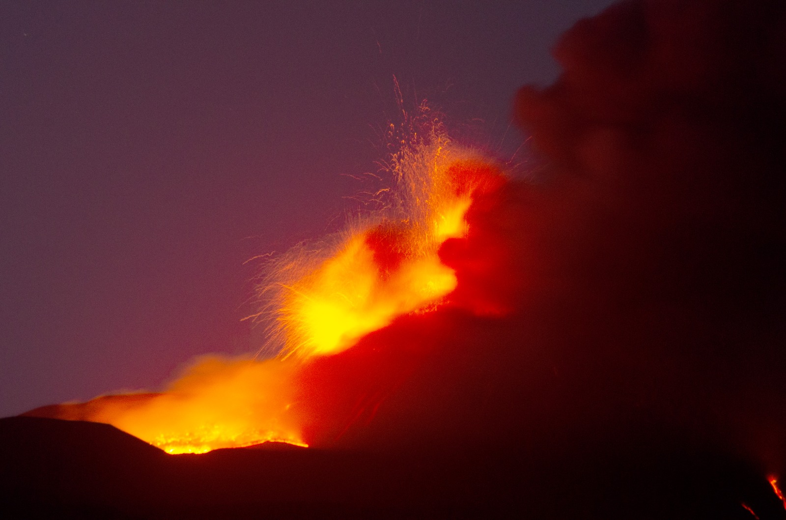 Etna, eruzione continua, nuova fontana di lava dal Sud est