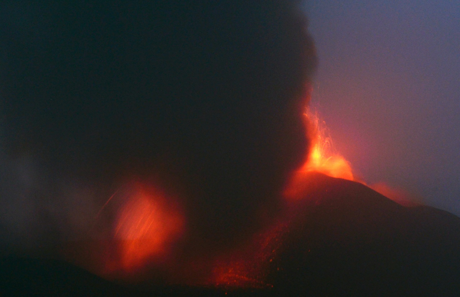 Etna, nuova notte di spettacolo, tra cenere e fontane di lava
