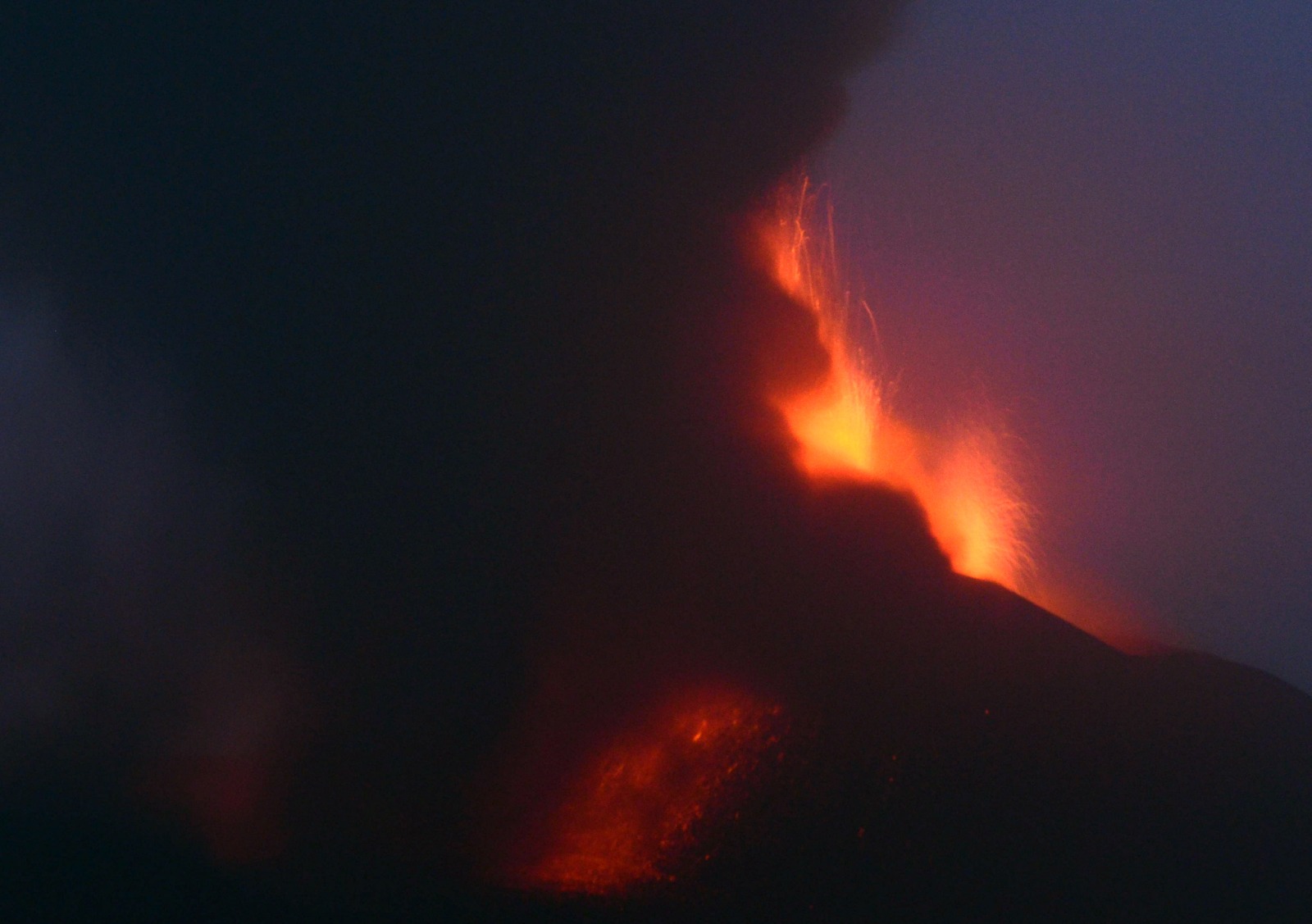 Etna, fontane di lava, cenere e aeroporto di Catania chiuso