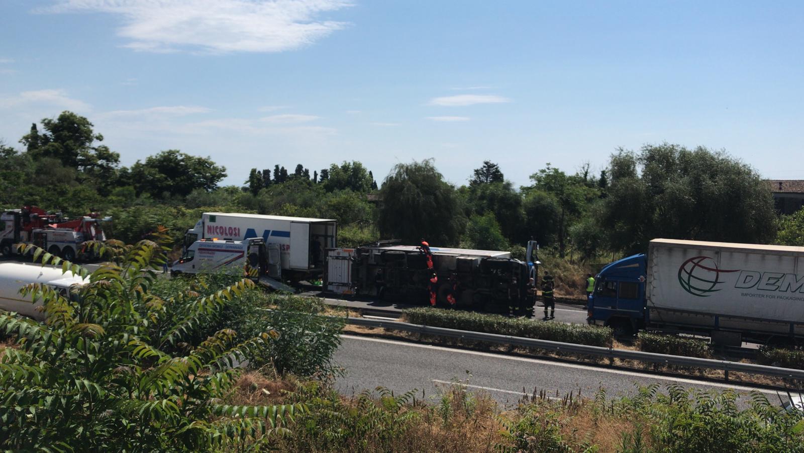Viabilità, Tir di traverso, chiuso tratto A18 direzione Messina