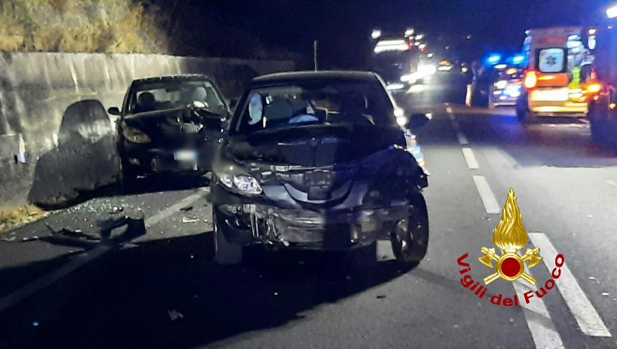 Incidente a Catania su SS 284, si scontrano 3 auto, 5 persone coinvolte
