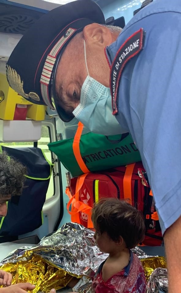 Bimbo scomparso trovato vivo in una scarpata