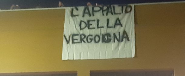 Palermo, licenziamenti Euroservice, operai sul tetto Amat