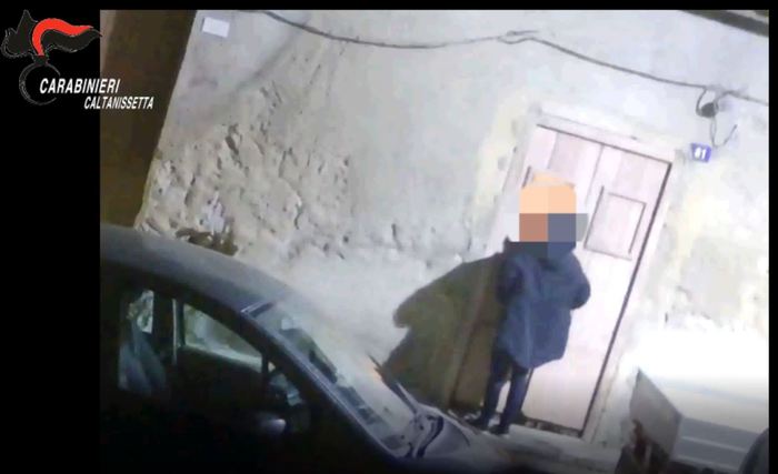 Droga, famiglia di spacciatori arrestata a Sommatino