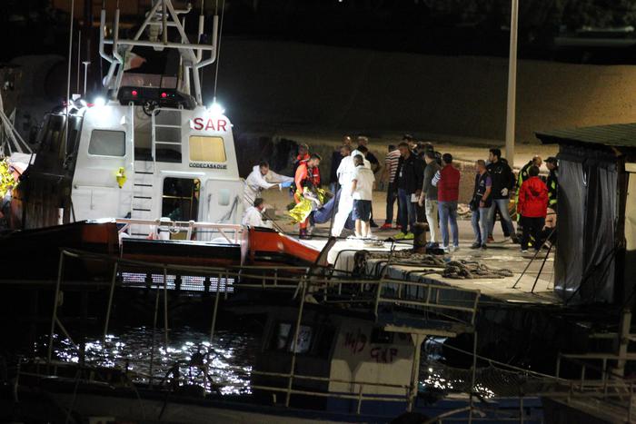 Migranti, una nuova notte di sbarchi a Lampedusa