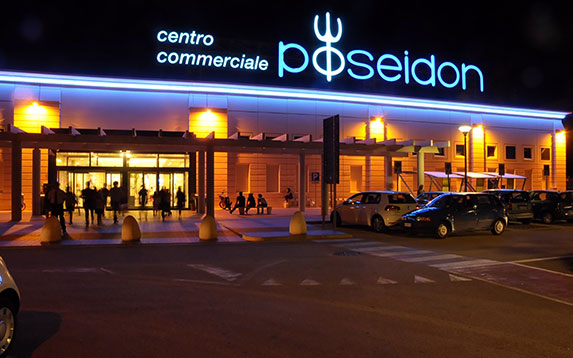 Vaccini, domani il via alle dosi al centro commerciale Poseidon Vaccini, domani il via alle dosi al centro commerciale Poseidon