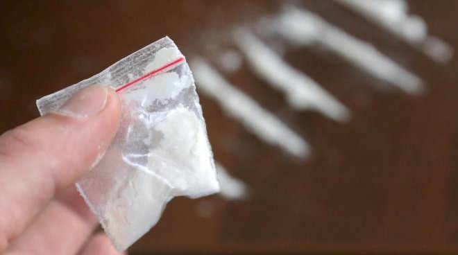 Lancia cocaina dal terrazzo per disfarsene, uomo arrestato a Siracusa