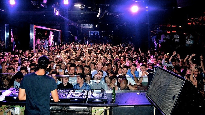 Movida violenta, a Palermo si corre ai ripari: in discoteca soltanto chi è rintracciabile