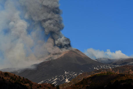 Etna, fontane di lava e nube di fumo alta cinque chilometri