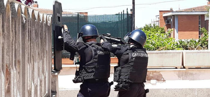 Sparatoria ad Ardea, blitz in casa, trovato morto l’omicida Sparatoria ad Ardea, blitz in casa, trovato morto l’omicida