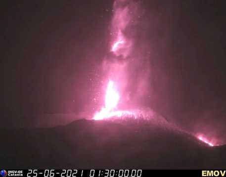 Etna, nella notte nube eruttiva alta 8,5 chilometri