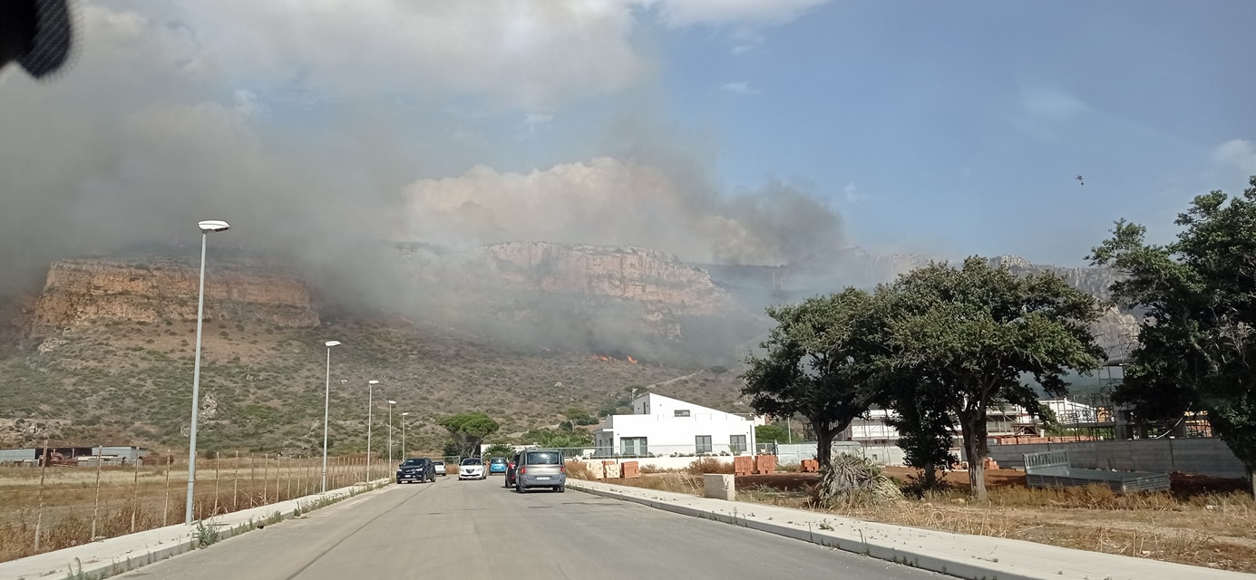 Incendio sul monte Erice, chiusa la strada al traffico
