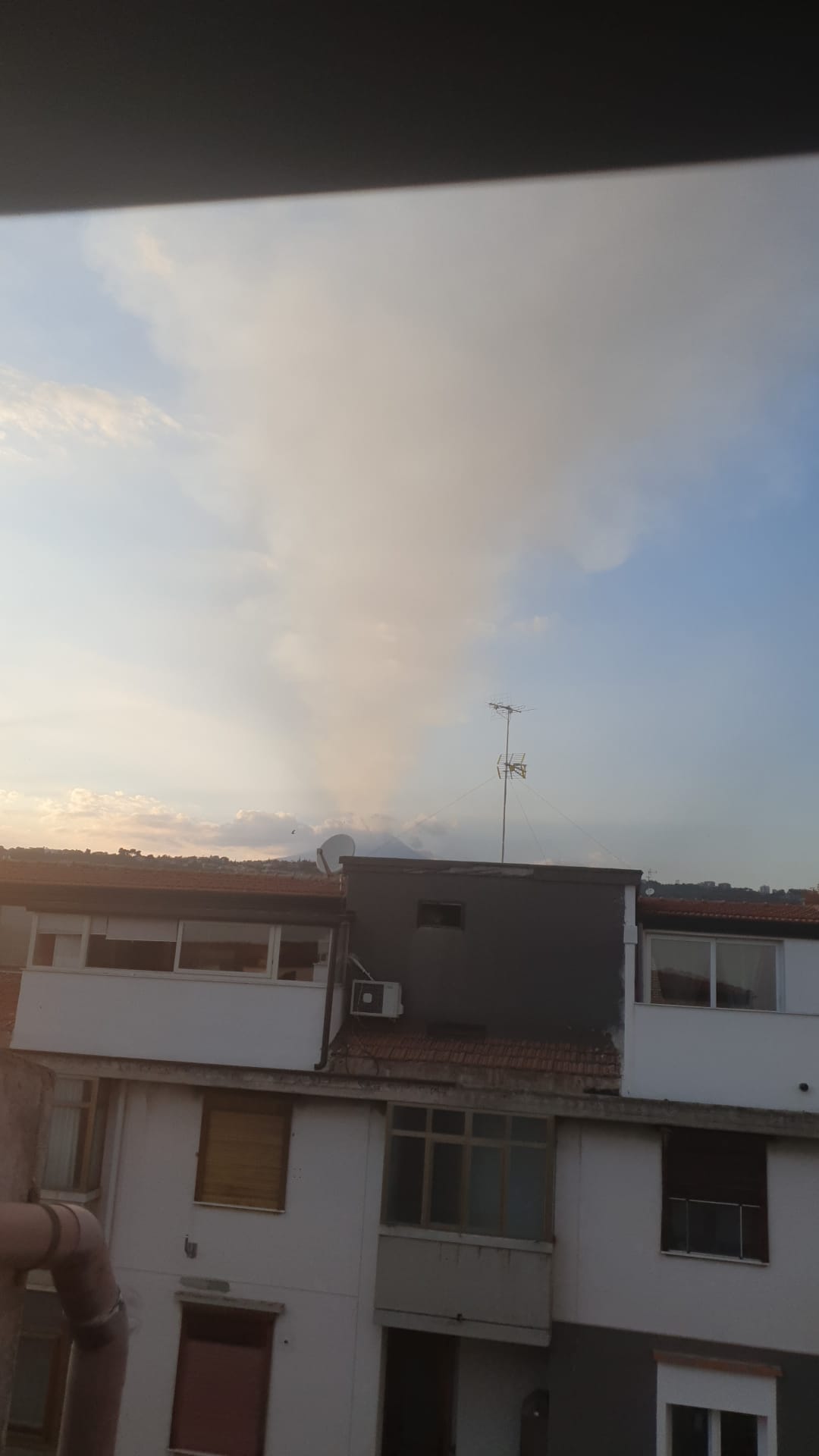 Etna, fontana di lava e la cenere arriva a Catania Etna, fontana di lava e la cenere arriva a Catania