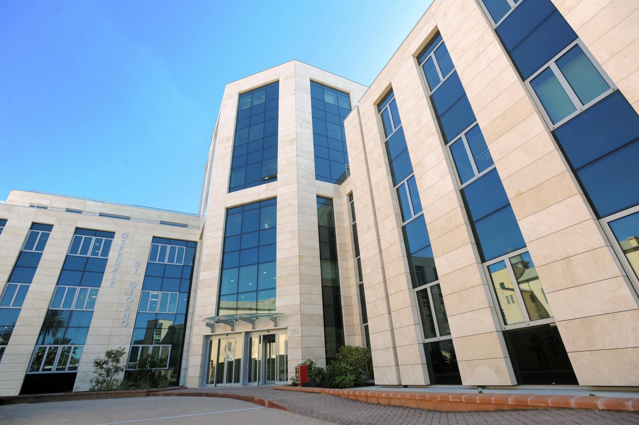 Mette le mani nel tritacarne, bimba di 18 mesi perde le dita