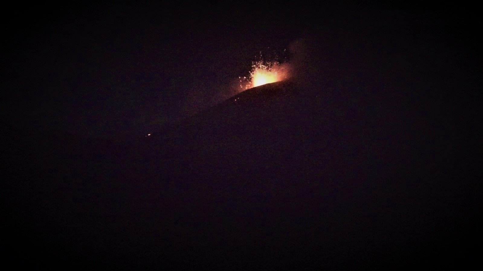 Etna, nella notte ancora fontane di lava e nube eruttiva