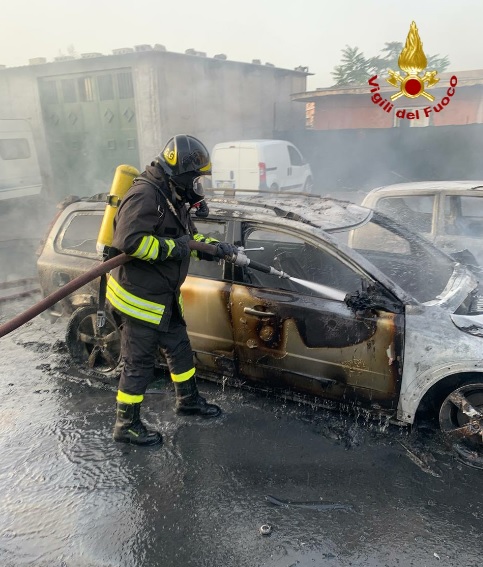 Incendi, oltre 70 interventi dei pompieri nel Catanese – le FOTO